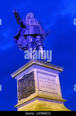 Statua di Robert Blake, comandante navale, scultura a grandezza naturale in bronzo cavo, di FW Pomeroy, grado II elencato, Scambio di mais, Bridgwater, TA6 3BU Foto Stock