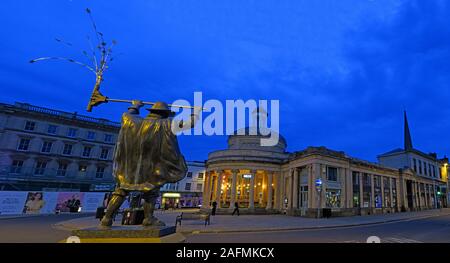 The Spirit of Carnival statua e vecchio mercato, Bridgwater Town Center, Sedgemoor District Council, Somerset, South West England, UK al tramonto Foto Stock