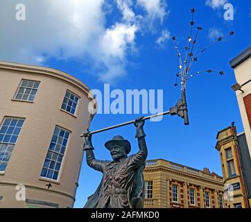 La statua dello Spirito del Carnevale, il centro di Bridgwater, il consiglio distrettuale di Sedgemoor, Somerset, Inghilterra del Sud-Ovest, Regno Unito Foto Stock