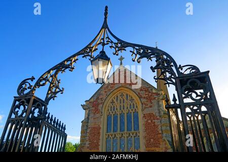 St Marys Church Gates, ironwork e lampada al tramonto, Bridgwater, Somerset, Inghilterra, Regno Unito Foto Stock