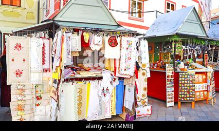 BRATISLAVA, Slovacchia - 03 settembre 2019: prodotti fatti a mano del mercato sulla piazza principale della città vecchia Foto Stock