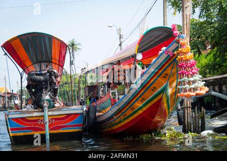 Coda lunga barche ormeggiate nel canale, Bangkok, Thailandia Foto Stock