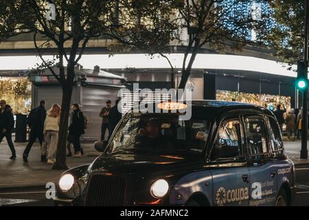 London, Regno Unito - 17 Novembre 2019: Black Cab con cartello luminoso su un Street a Londra, Regno Unito. A Londra i taxi sono una parte importante della capitale transpo Foto Stock