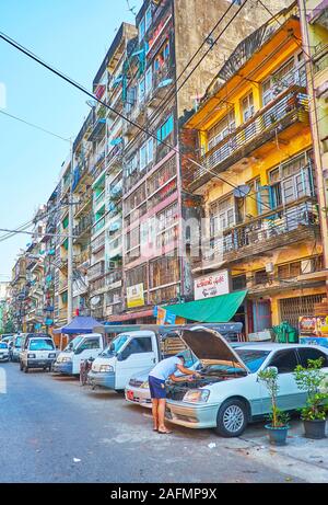 YANGON, MYANMAR - 17 febbraio 2018: la linea di squallido edifici residenziali a Chinatown, il 17 febbraio di Yangon Foto Stock