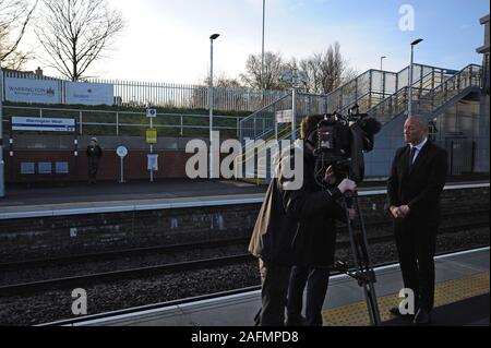 Warrington, Cheshire, Regno Unito. Xvi Dec, 2019. I leader del Consiglio, del personale ferroviario e dignitari locali frequentare l'apertura ufficiale di Warrington stazione ferroviaria ovest. Il £20,5 milioni di progetto della stazione è stato finanziato da Warrington Consiglio Comunale, il Dipartimento per i trasporti, sviluppatore di contributi e di Cheshire e Warrington impresa locale di partenariato. La stazione è gestita dal nord di treni e fornirà collegamenti essenziali per la comunità Chapelford a Liverpool e Manchester, con 4 treni ogni ora, una 250 Capacità auto park and ride e i servizi di bus locali. Credito: G.P.Essex/Alamy Live News Foto Stock