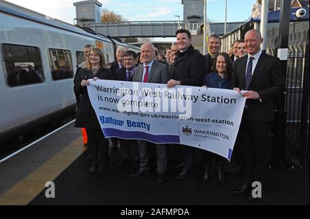 Warrington, Cheshire, Regno Unito. Xvi Dec, 2019. I leader del Consiglio, del personale ferroviario e dignitari locali frequentare l'apertura ufficiale di Warrington stazione ferroviaria ovest. Il £20,5 milioni di progetto della stazione è stato finanziato da Warrington Consiglio Comunale, il Dipartimento per i trasporti, sviluppatore di contributi e di Cheshire e Warrington impresa locale di partenariato. La stazione è gestita dal nord di treni e fornirà collegamenti essenziali per la comunità Chapelford a Liverpool e Manchester, con 4 treni ogni ora, una 250 Capacità auto park and ride e i servizi di bus locali. Credito: G.P.Essex/Alamy Live News Foto Stock