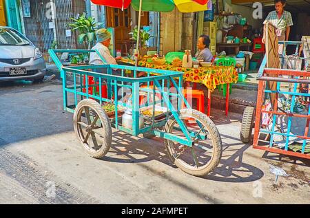 YANGON, MYANMAR - 17 febbraio 2018: Il carrello carrello del venditore di cibo, parcheggiato presso il cafe a Chinatown, il 17 febbraio di Yangon Foto Stock