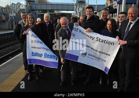 Warrington, Cheshire, Regno Unito. Xvi Dec, 2019. I leader del Consiglio, del personale ferroviario e dignitari locali frequentare l'apertura ufficiale di Warrington stazione ferroviaria ovest. Il £20,5 milioni di progetto della stazione è stato finanziato da Warrington Consiglio Comunale, il Dipartimento per i trasporti, sviluppatore di contributi e di Cheshire e Warrington impresa locale di partenariato. La stazione è gestita dal nord di treni e fornirà collegamenti essenziali per la comunità Chapelford a Liverpool e Manchester, con 4 treni ogni ora, una 250 Capacità auto park and ride e i servizi di bus locali. Credito: G.P.Essex/Alamy Live News Foto Stock