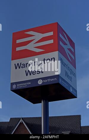 Warrington, Cheshire, Regno Unito. Xvi Dec, 2019. I leader del Consiglio, del personale ferroviario e dignitari locali frequentare l'apertura ufficiale di Warrington stazione ferroviaria ovest. Il £20,5 milioni di progetto della stazione è stato finanziato da Warrington Consiglio Comunale, il Dipartimento per i trasporti, sviluppatore di contributi e di Cheshire e Warrington impresa locale di partenariato. La stazione è gestita dal nord di treni e fornirà collegamenti essenziali per la comunità Chapelford a Liverpool e Manchester, con 4 treni ogni ora, una 250 Capacità auto park and ride e i servizi di bus locali. Credito: G.P.Essex/Alamy Live News Foto Stock