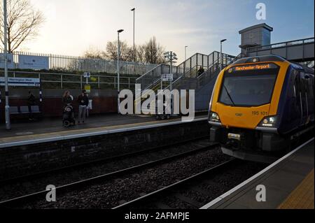 Warrington, Cheshire, Regno Unito. Xvi Dec, 2019. I leader del Consiglio, del personale ferroviario e dignitari locali frequentare l'apertura ufficiale di Warrington stazione ferroviaria ovest. Il £20,5 milioni di progetto della stazione è stato finanziato da Warrington Consiglio Comunale, il Dipartimento per i trasporti, sviluppatore di contributi e di Cheshire e Warrington impresa locale di partenariato. La stazione è gestita dal nord di treni e fornirà collegamenti essenziali per la comunità Chapelford a Liverpool e Manchester, con 4 treni ogni ora, una 250 Capacità auto park and ride e i servizi di bus locali. Credito: G.P.Essex/Alamy Live News Foto Stock