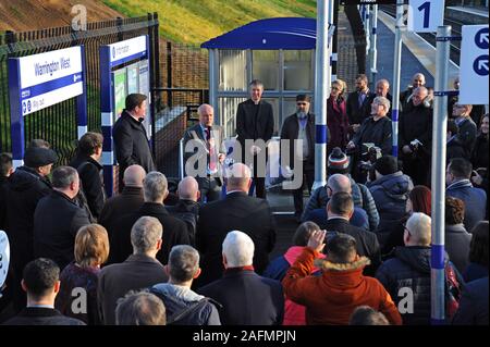 Warrington, Cheshire, Regno Unito. Xvi Dec, 2019. I leader del Consiglio, del personale ferroviario e dignitari locali frequentare l'apertura ufficiale di Warrington stazione ferroviaria ovest come leader del Consiglio Cllr Russ indirizzi Bowden la folla. Il £20,5 milioni di progetto della stazione è stato finanziato da Warrington Consiglio Comunale, il Dipartimento per i trasporti, sviluppatore di contributi e di Cheshire e Warrington impresa locale di partenariato. Credito: G.P.Essex/Alamy Live News Foto Stock