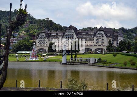 PETROPOLIS, RIO DE JANEIRO, BRASILE. 08 DEZ 2019: Palazzo Quitandinha a Natale. Foto Stock