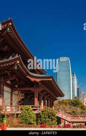 Tradizione e modernità in Giappone. Vista dei grattacieli moderni dietro e vecchio tempio nel centro di Tokyo Foto Stock