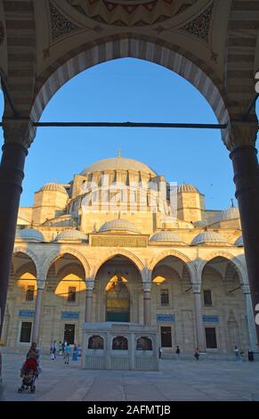 Istanbul, Turchia - 7 settembre 2019. La fontana di sadirvan nel cortile del XVI secolo Moschea Suleymaniye Foto Stock