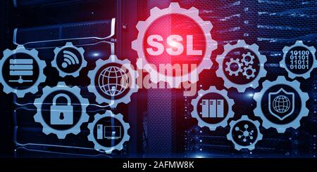 SSL Secure Sockets Layer concetto. I protocolli crittografici fornire comunicazioni protette. La sala server sfondo. Foto Stock