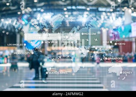 Carta da parati di aviazione con piani sopra la mappa con i principali nomi di città. Mappa digitale con piani intorno al concetto di mondo Foto Stock