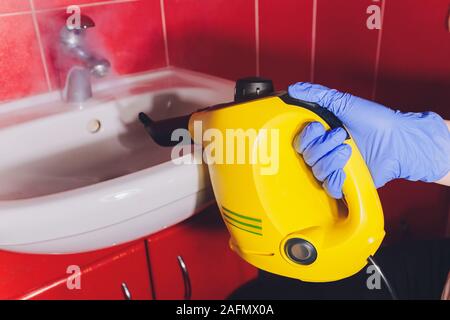 Rubinetto di acqua in dettaglio con il calcare close up bagno sporco calcificato guanti rubinetto di lavaggio per la pulizia con getto di vapore Foto Stock