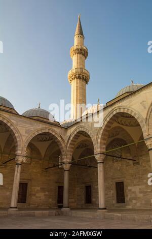 Il cortile del XVI secolo Moschea Suleymaniye, la più grande moschea ottomana in Istanbul, Turchia Foto Stock