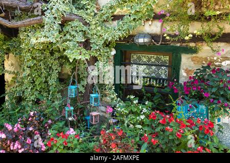 Paesaggio della Grecia. Vista di Palaios Panteleimonas vicino Olimpic Montagna. Cortile con giardino fiorito. Foto Stock