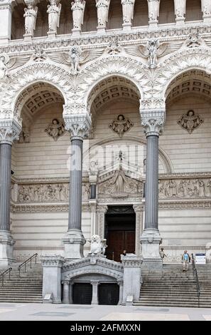 La Basilica di Notre Dame; ingresso, facciata ornata, close-up, archi, statue, torri, piloni, passaggi, angeli,xix secolo; Chiesa cattolica; religiosi buil Foto Stock