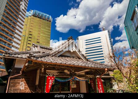 Tradizione e modernità in Giappone. Sumida moderni grattacieli torreggianti sopra il tempio Nyoirinji a Tokyo Foto Stock