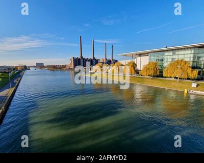 La Volkswagen/VW Automobile Fabbrica di costruzione con i tubi dello stabilimento Volkswagen di l'Autostadt in Wolfsburg Foto Stock
