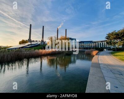 La Volkswagen/VW Automobile Fabbrica di costruzione con i tubi dello stabilimento Volkswagen di l'Autostadt in Wolfsburg Foto Stock