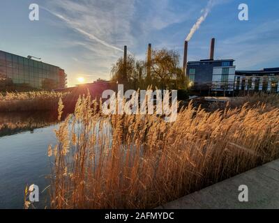 La Volkswagen/VW Automobile Fabbrica di costruzione con i tubi dello stabilimento Volkswagen di l'Autostadt in Wolfsburg Foto Stock
