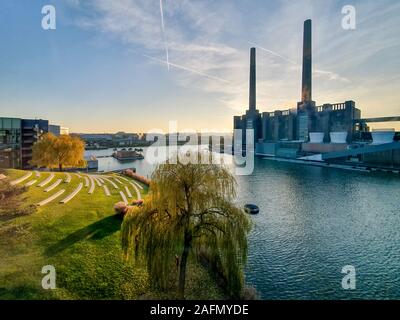La Volkswagen/VW Automobile Fabbrica di costruzione con i tubi dello stabilimento Volkswagen di l'Autostadt in Wolfsburg Foto Stock
