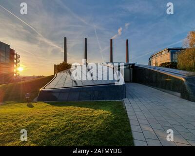 La Volkswagen/VW Automobile Fabbrica di costruzione con i tubi dello stabilimento Volkswagen di l'Autostadt in Wolfsburg Foto Stock