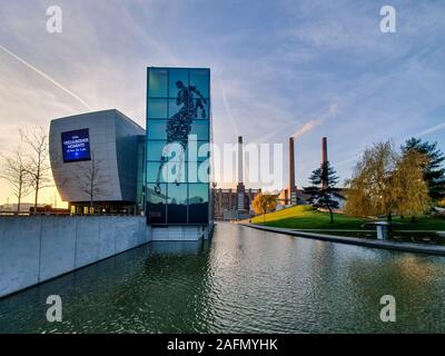 La Volkswagen/VW Automobile Fabbrica di costruzione con i tubi dello stabilimento Volkswagen di l'Autostadt in Wolfsburg Foto Stock