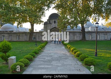 Istanbul, Turchia - 7 settembre 2019. Una parte del terreno del XVI secolo Moschea Suleymaniye, la più grande moschea ottomana in città Foto Stock