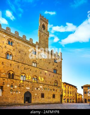 La città di Volterra la piazza centrale, palazzo medievale Palazzo dei Priori landmark, stato di Pisa, Toscana, Italia, Europa Foto Stock