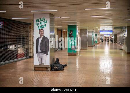 Senzatetto dormire sul pavimento della metropolitana Piazzale di Philadelphia, Stati Uniti d'America Foto Stock