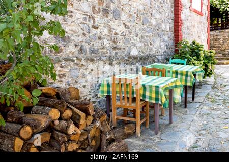 Paesaggio della Grecia. Vista di Palaios Panteleimonas vicino Olimpic Montagna. Vecchia taverna. Foto Stock