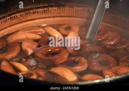 Hot succo di mela punzone, cibo di strada Foto Stock