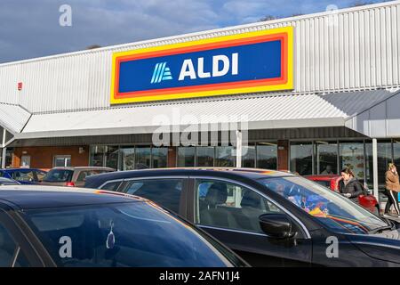 PONTYPRIDD, GALLES - Dicembre 2019: vista frontale esterna del supermercato ALDI in barca superiore vicino Pontyrpidd con vetture parcheggiate fuori. Foto Stock