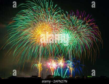 Coloratissimi fuochi d'artificio. Fuochi d'artificio sono una classe di esplosivi dispositivi pirotecnici utilizzati per estetica e a scopi di intrattenimento. Il rumore visibile a causa della bassa Foto Stock