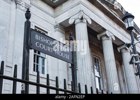 Derry, Irlanda del Nord -Dec 15, 2019: fuori il vescovo Street Court House in Derry Foto Stock