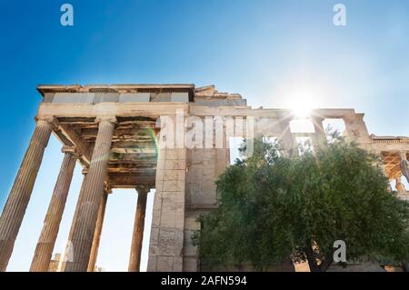 Acropoli di Atene, famose rovine in Grecia nella giornata di sole. Foto Stock