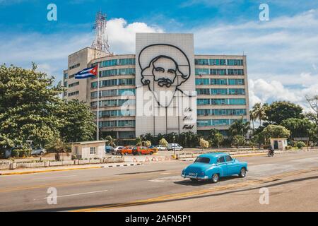 L'Avana, Cuba - Ottobre 18, 2019: Acciaio contorno di Cuba rivoluzionaria storica figura Camilo Cienfuegos al Ministero dell informatica e le comunicazioni Foto Stock