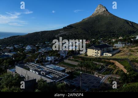 Città del Capo Testa di leone montagna sopra l'Oceano Atlantico sobborgo costiero di Camps Bay, che classifica come alcuni del Sud Africa è più costoso albergo Foto Stock