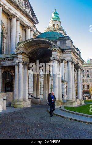 16 ottobre 2019 il verde rame entrata a cupola a Belfast municipio della città con la sua pietra ornata di colonne in Irlanda del Nord Foto Stock