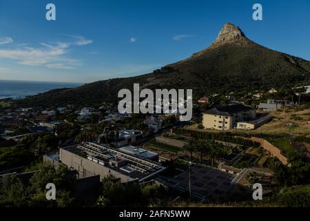 Città del Capo Testa di leone montagna sopra l'Oceano Atlantico sobborgo costiero di Camps Bay, che classifica come alcuni del Sud Africa è più costoso albergo Foto Stock