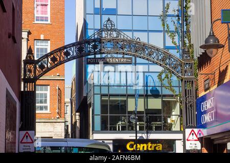 16 ottobre 2019 il famoso ferro battuto arco all'High Street ingresso Pottinger entrata nel centro di Belfast Irlanda del Nord. Foto Stock
