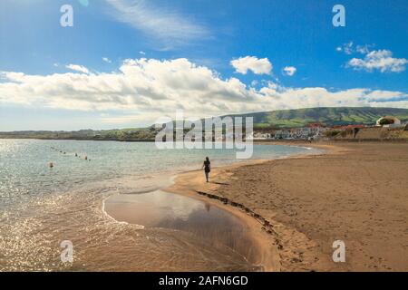 Le donne di Yong camminano e godendo la vista alla spiaggia di Praia Grande/ Praia da Vitória/ Victoria Beach all'isola di Terceira (Ilha Terceira), Azzorre, Portogallo. Foto Stock