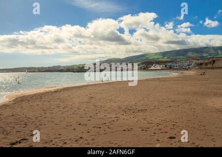 Le donne di Yong camminano e godendo la vista alla spiaggia di Praia Grande/ Praia da Vitória/ Victoria Beach all'isola di Terceira (Ilha Terceira), Azzorre, Portogallo. Foto Stock