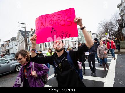 Dic. 14, 2019. East Boston, MA. La vita della città/Vida Urbana ha portato un rally e marzo per chiedere che il 50% delle unità residenziali costruiti per la proposta di sviluppare Foto Stock