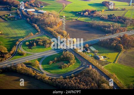 Foto aerea, uscita autostrada Gladbeck Kirchhellen A31 in colori autunnali, Rentforter Straße, Gladbeck, la zona della Ruhr, Renania settentrionale-Vestfalia, Germania, motore Foto Stock