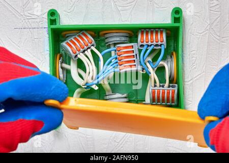 Giunzione di cavi elettrici, collegare i cavi elettrici nel cantiere Foto  stock - Alamy